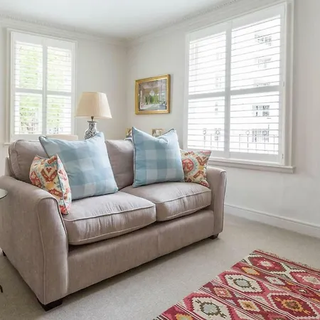 Cadogan Street Apartment